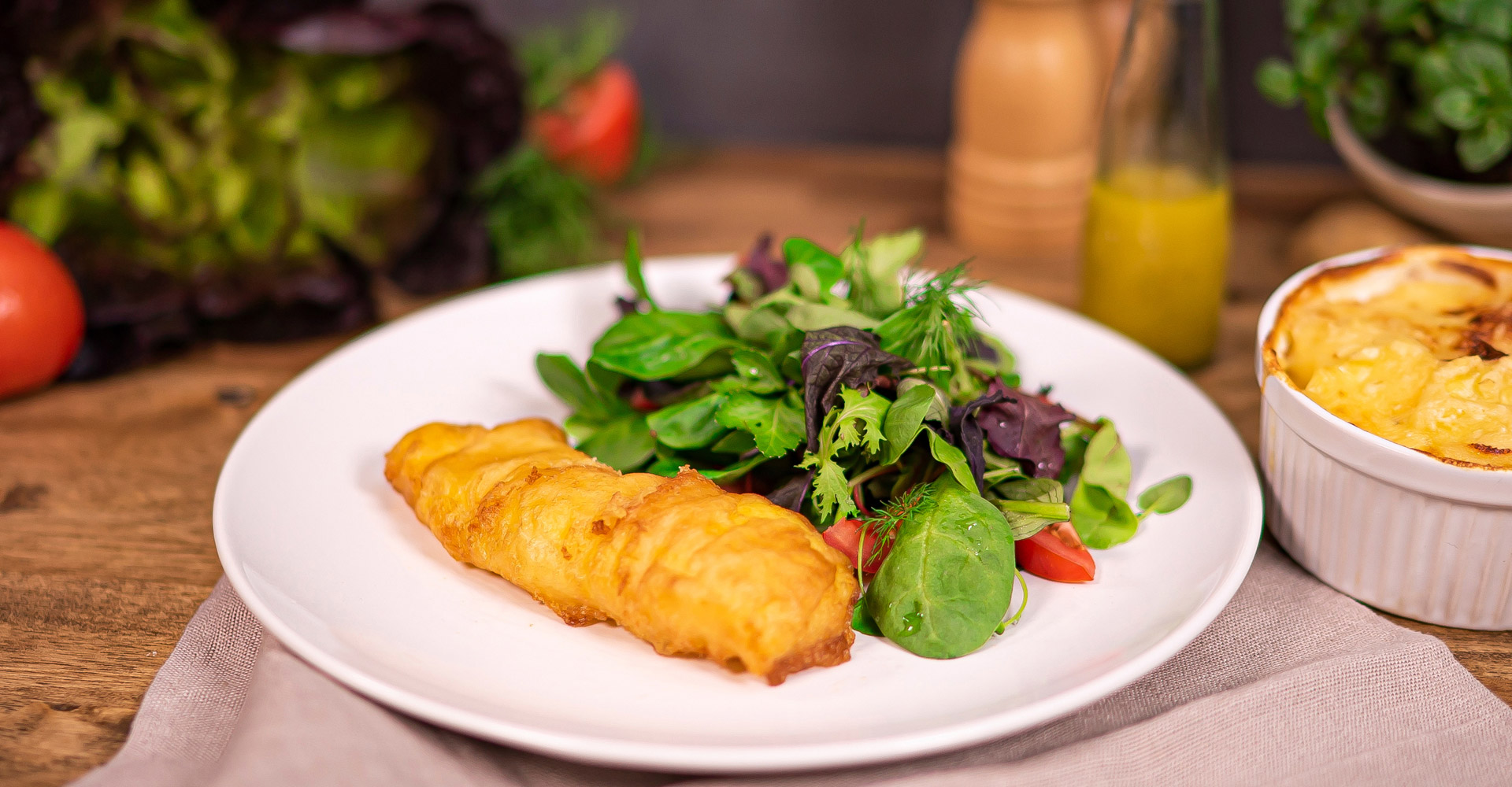 Rezept für Backfisch mit gemischtem Salat und Kartoffelgratin