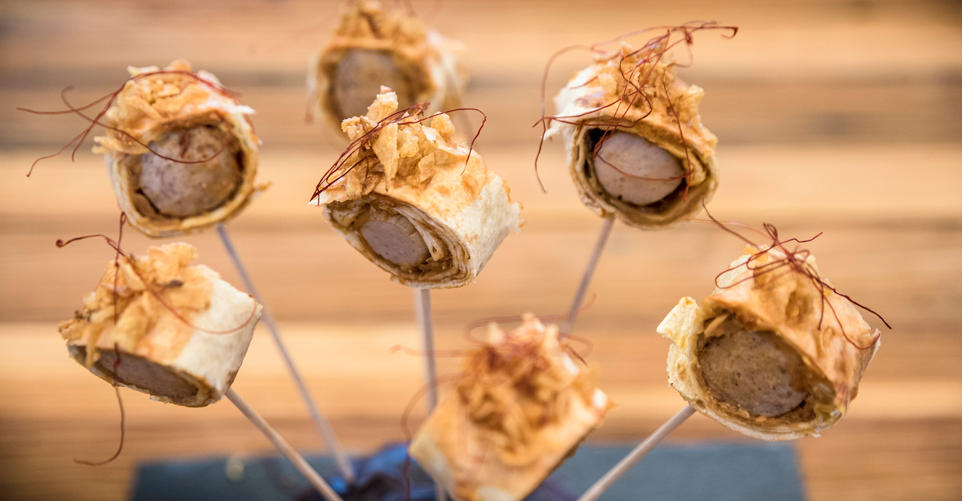 Bratwurst-Lollipops mit Kraut