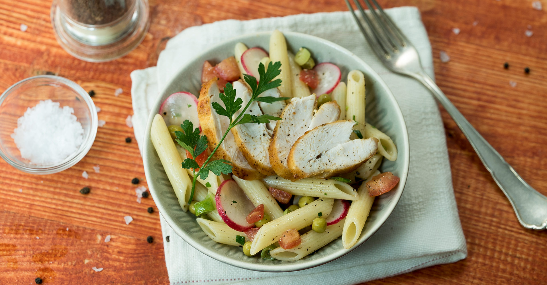 Bunter Nudelsalat mit knusprig gebratener Hähnchenbrust