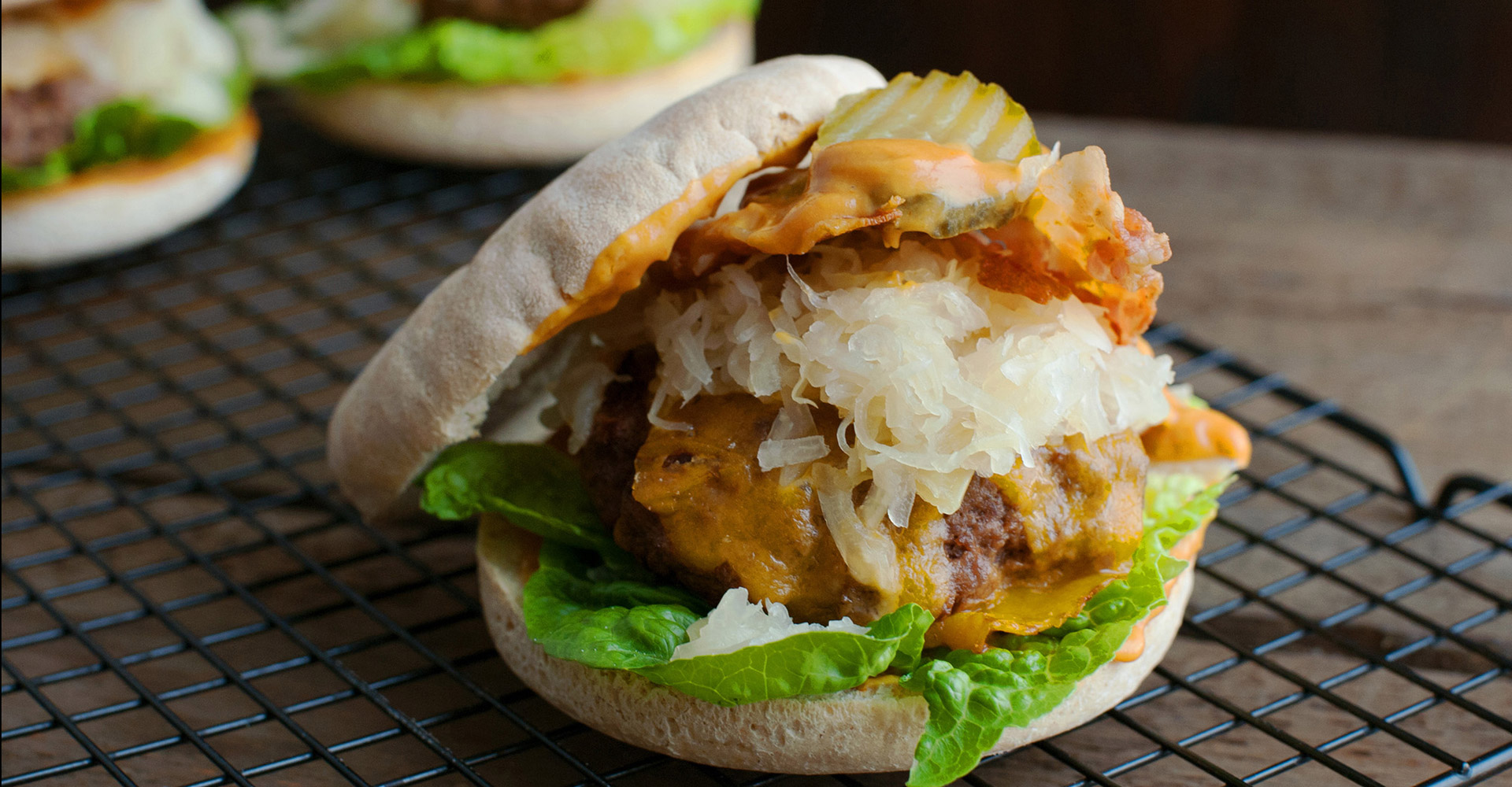 Rezept für Cheeseburger mit Sauerkraut und Gurken