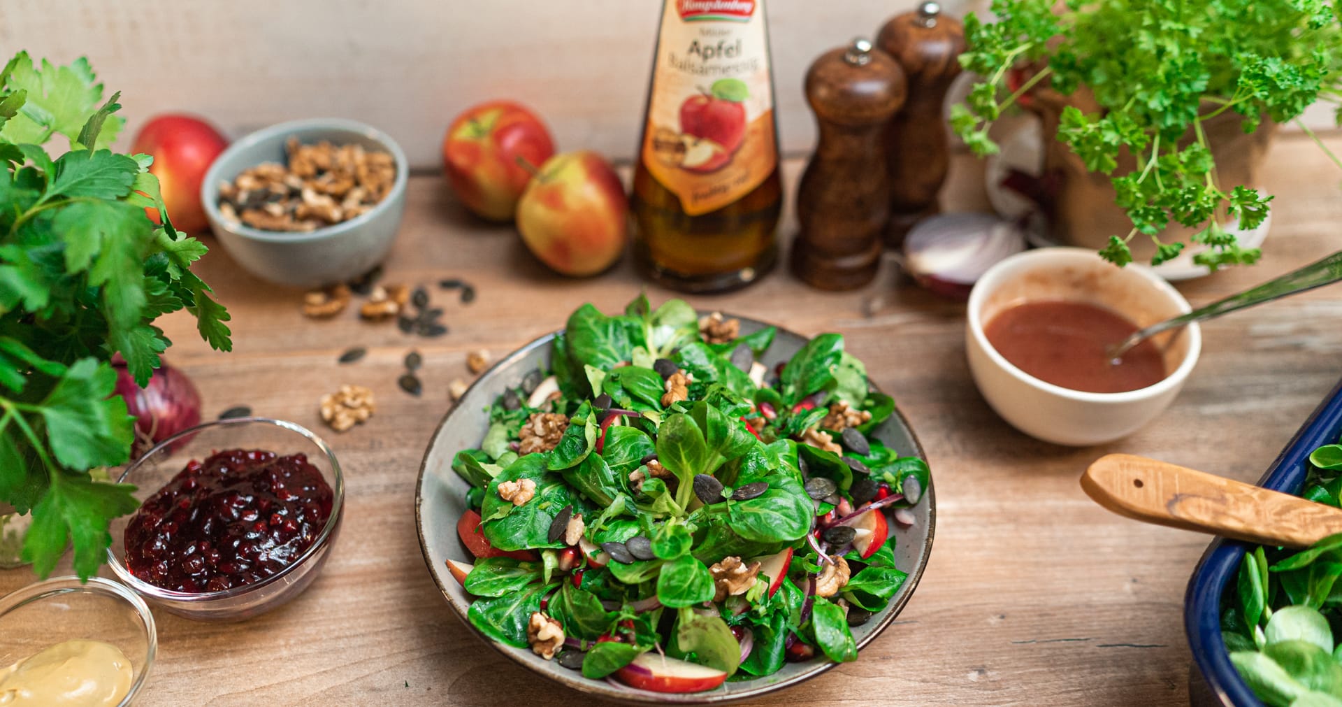 Rezept für Feldsalat mit Apfel Balsamessig und Nüssen