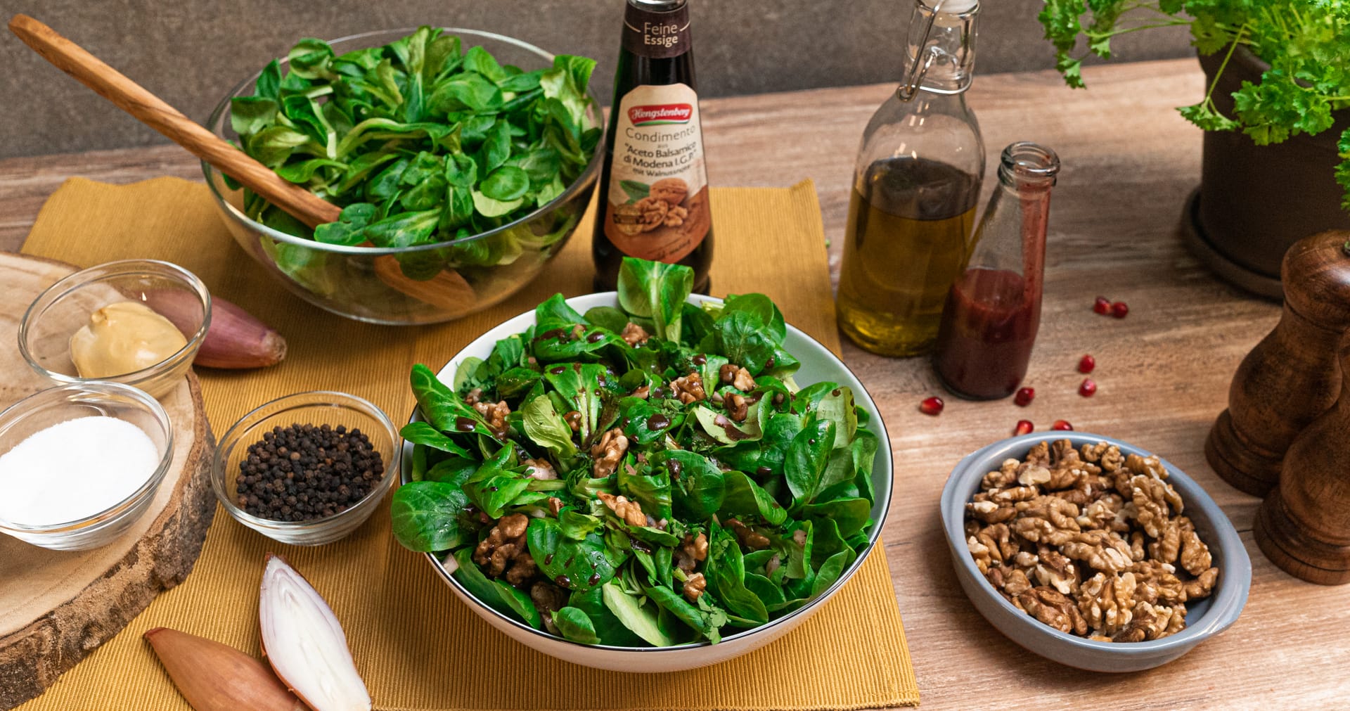 Rezept für einen Feldsalat mit Granatapfel-Walnuss-Dressing | Hengstenberg