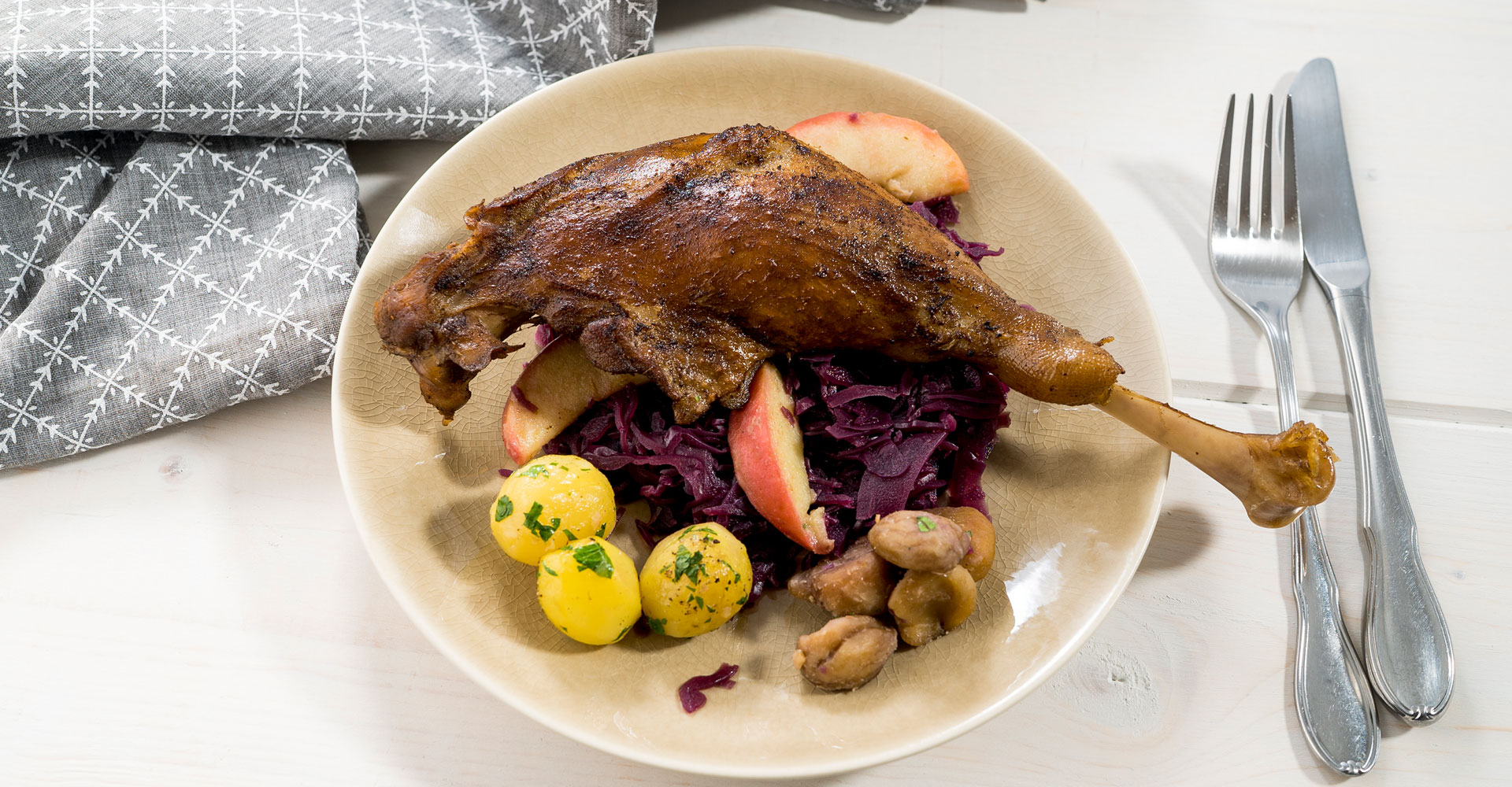 Rezept für Gänsekeule mit Äpfeln, Maronen und Rotkohl