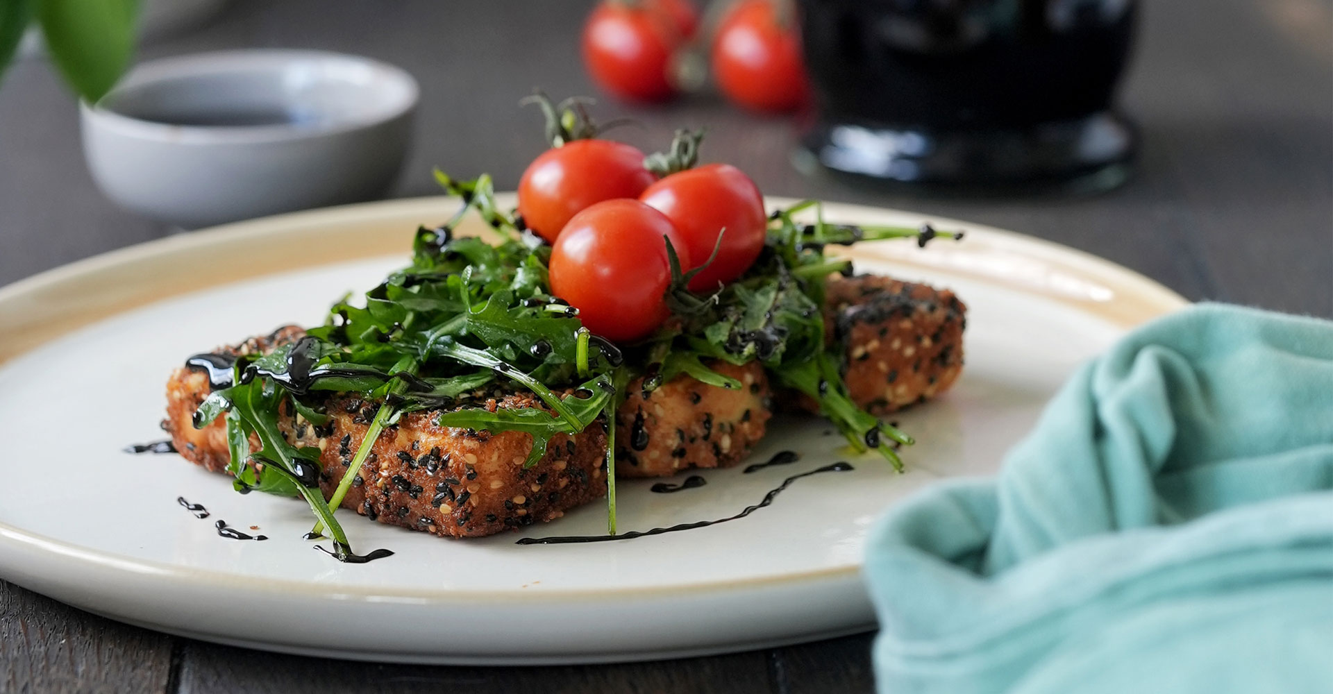 Gebackener Feta im Sesammantel mit Balsamico-Dressing