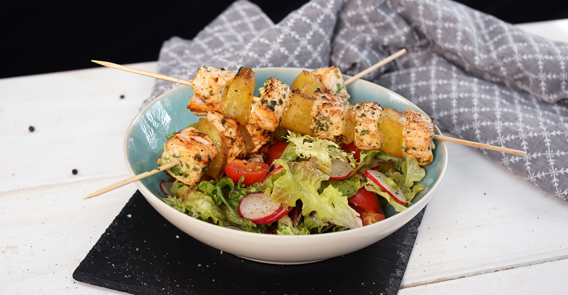 Rezept für gegrillte Lachsspieße auf Tomaten-Radieschen-Salat