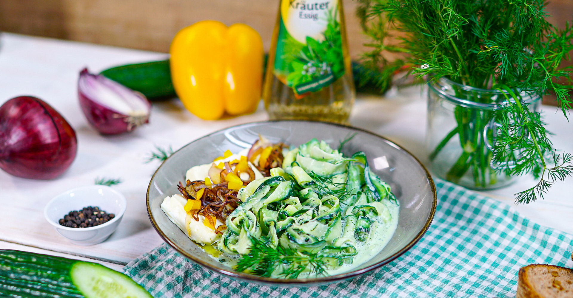 Rezept für Gurkensalat mit gebackenem Feta und Joghurt-Dill-Dressing ...