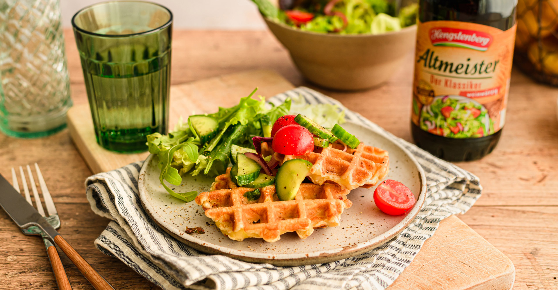 Herzhafte Waffeln mit frischem Frühlingssalat