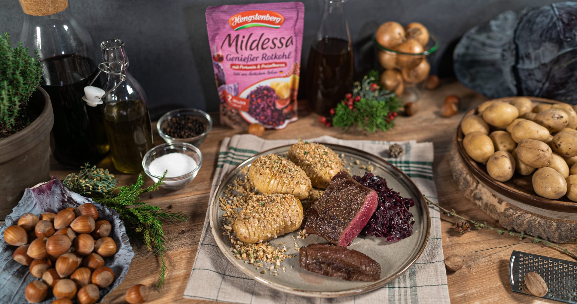 Hirschsteak mit Rotkohl und Haselnüssen