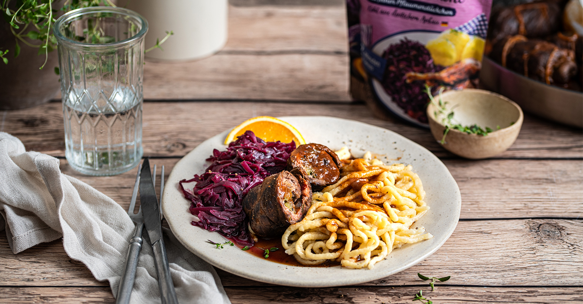 Klassische Rinderrouladen mit Pflaumen-Rotkohl und Spätzle