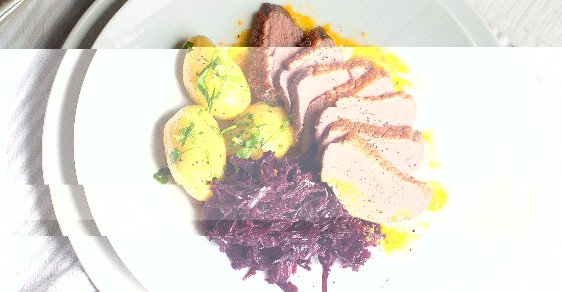 Rezept für knusprige Entenbrustfilets mit Rotkohl und Kartoffeln