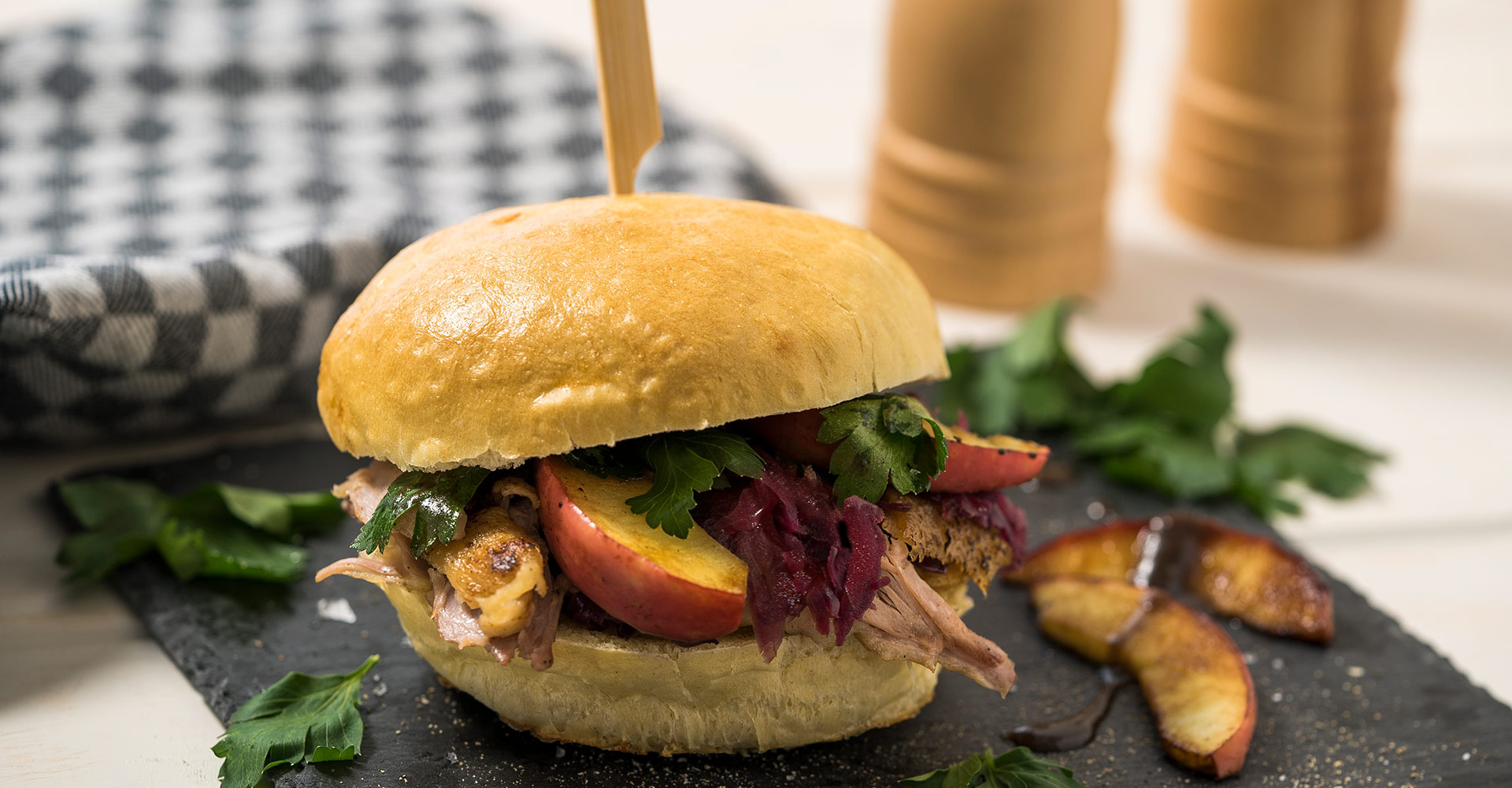 Pulled Duck Burger mit Rotkohl, Knödeln und Äpfeln