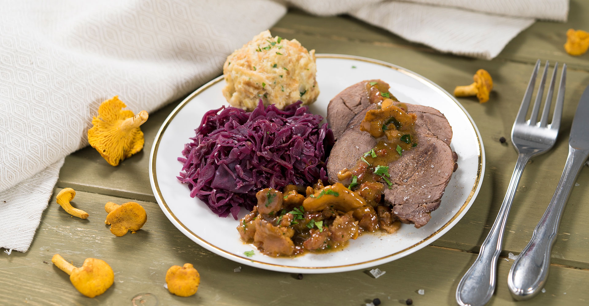 Rehrollbraten mit Pfifferling-Sauce