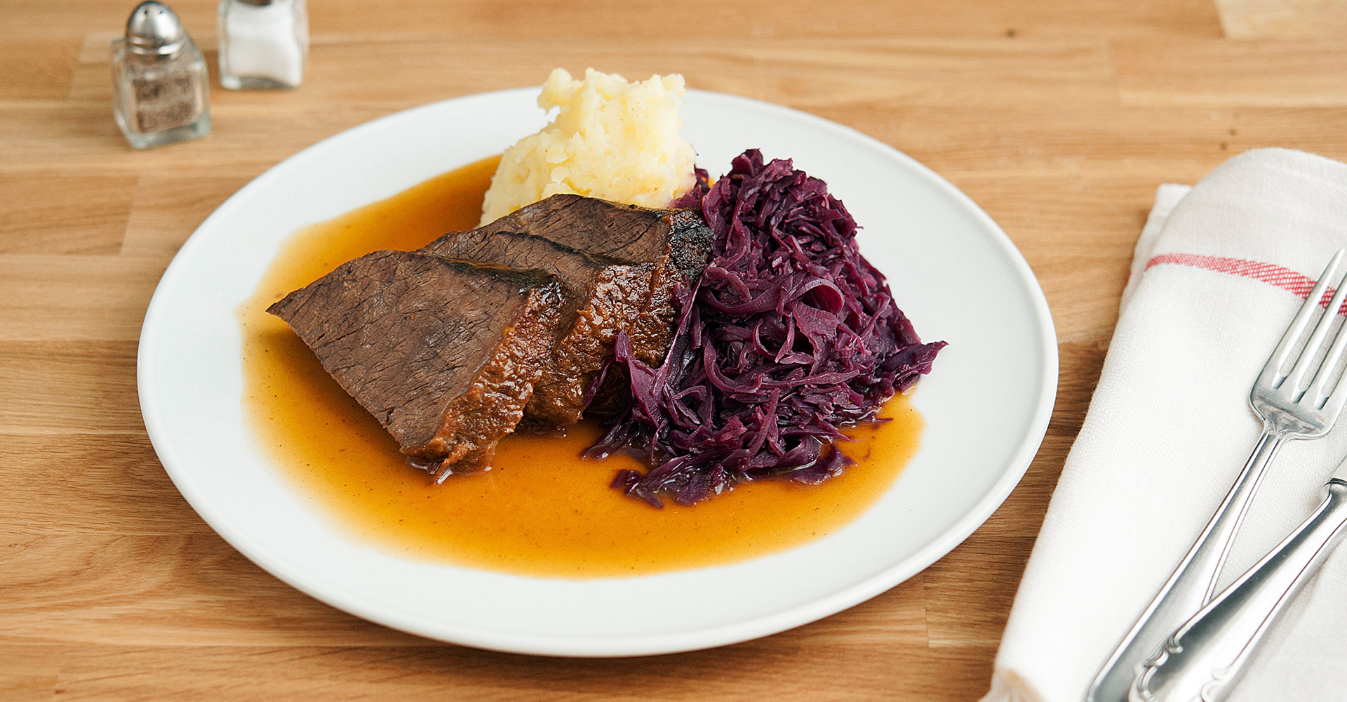 Rinderbraten mit Rotkohl und Kartoffelpüree