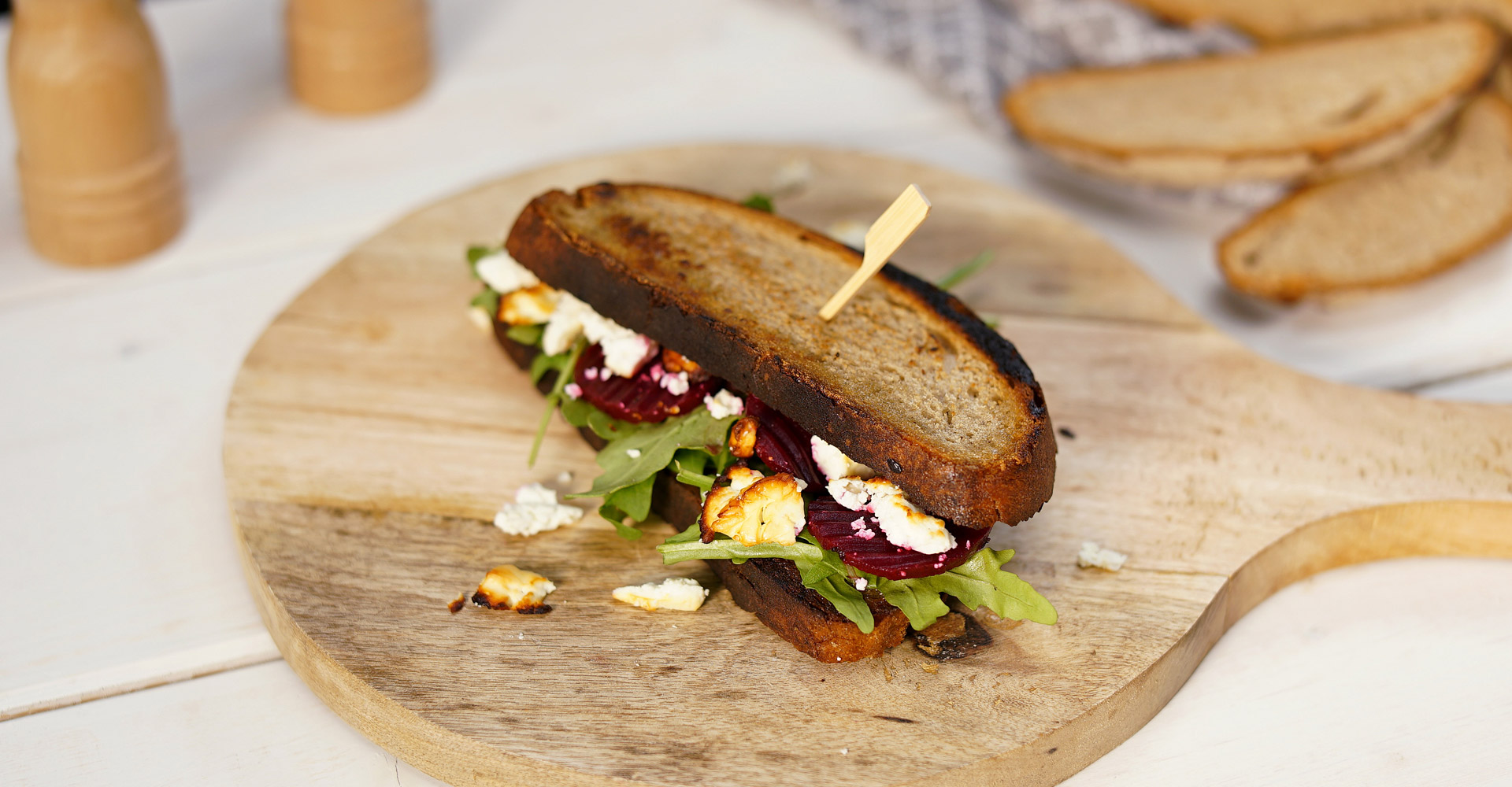 Rote-Bete-Sandwich mit gratiniertem Feta Rote-Bete-Sandwich mit gratiniertem Feta