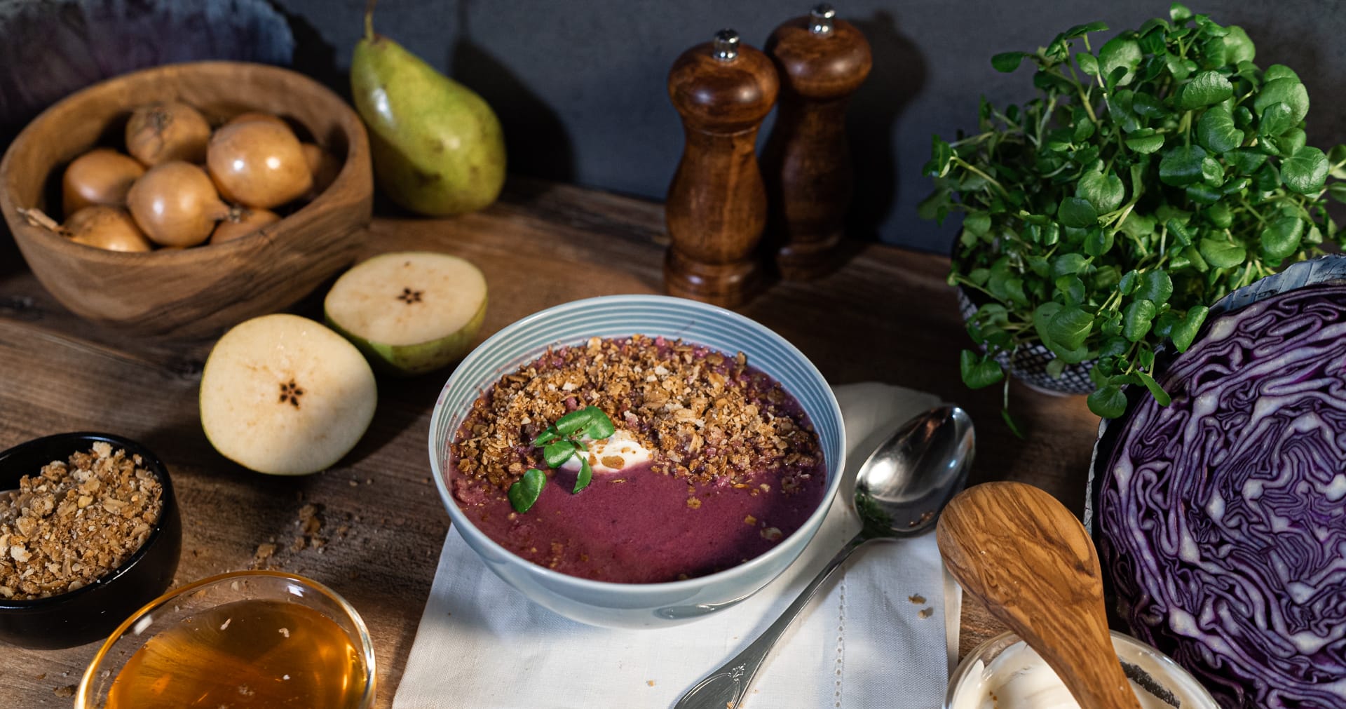 Rezept für eine knallige Rotkohlsuppe mit salzigem Hafercrumble