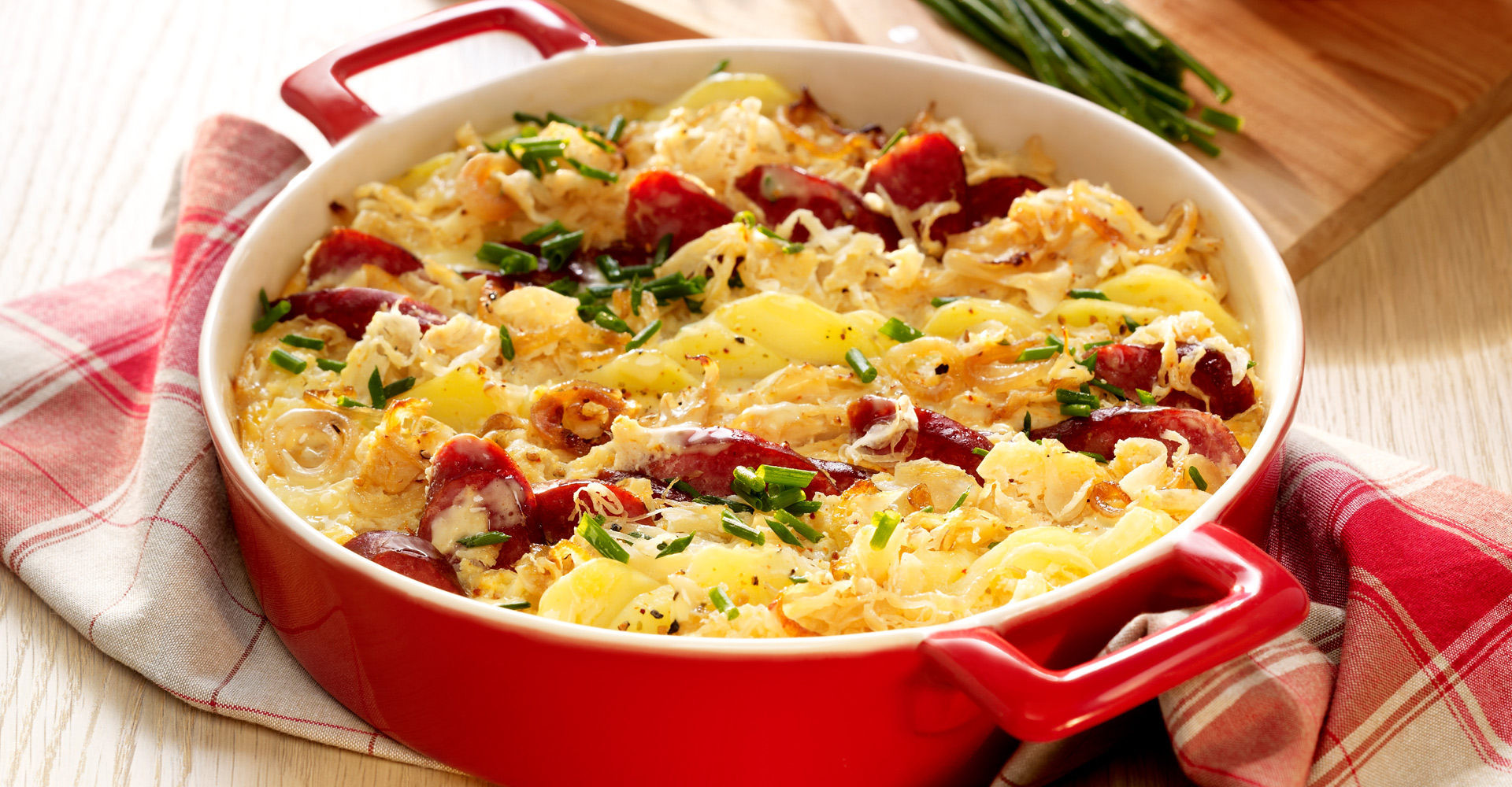 Rezept für Sauerkraut-Kartoffel-Gratin mit Kabanossi