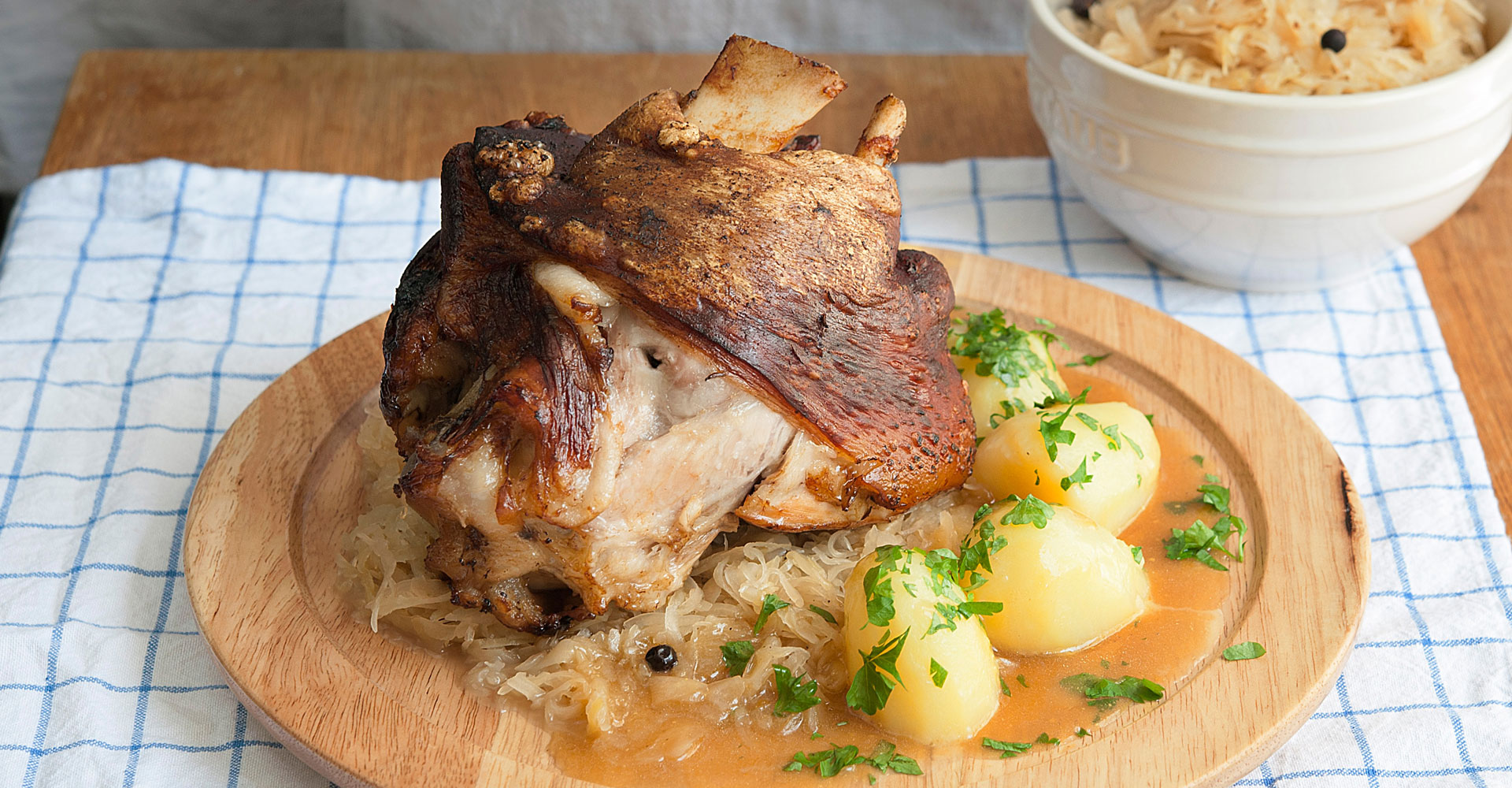 Deftiges Rezept für Schweinshaxe mit Sauerkraut