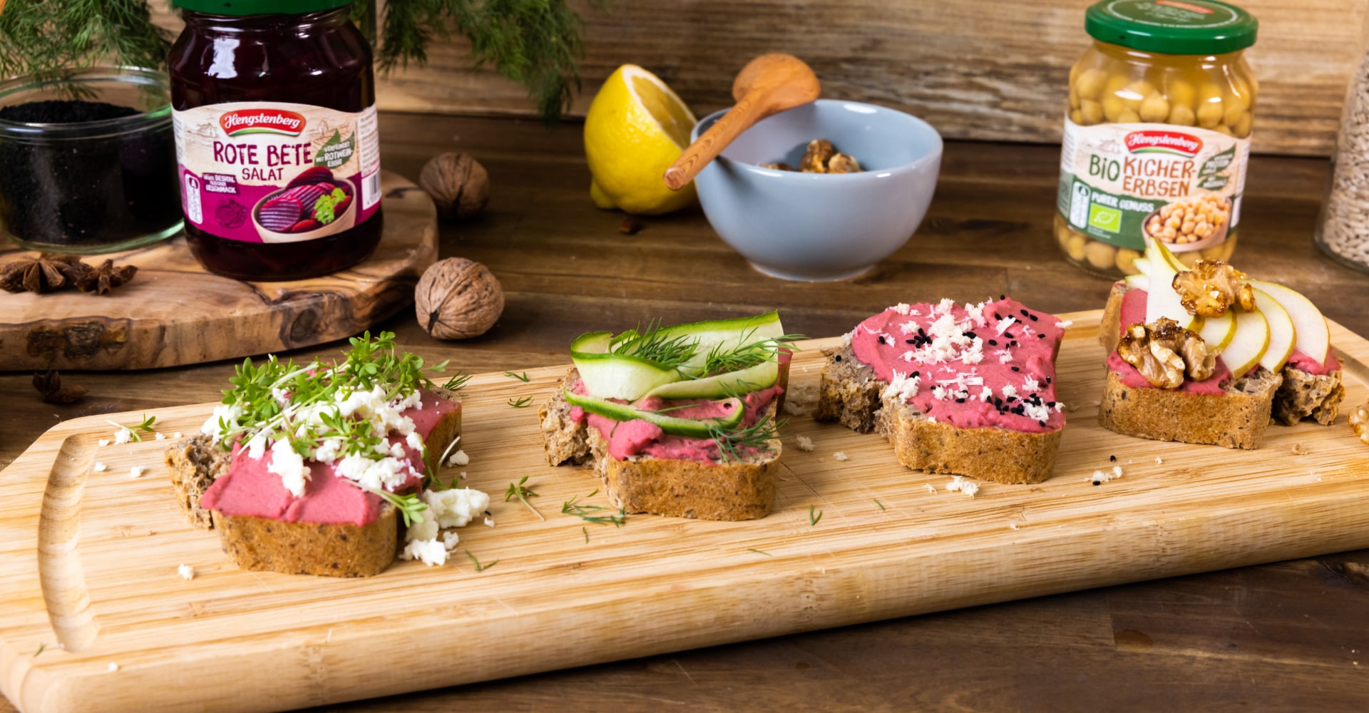 Vollkornbrot mit Rote-Bete-Hummus