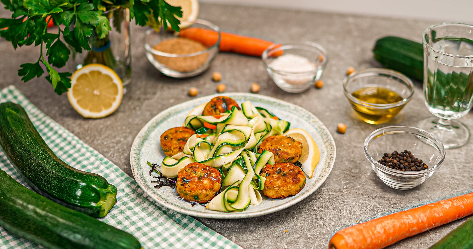 Rezept für fruchtigen Zucchinisalat mit Falafelbällchen