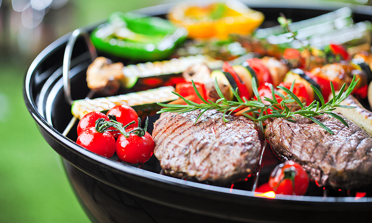 Fleisch und Gemüse auf einem Kohlegrill